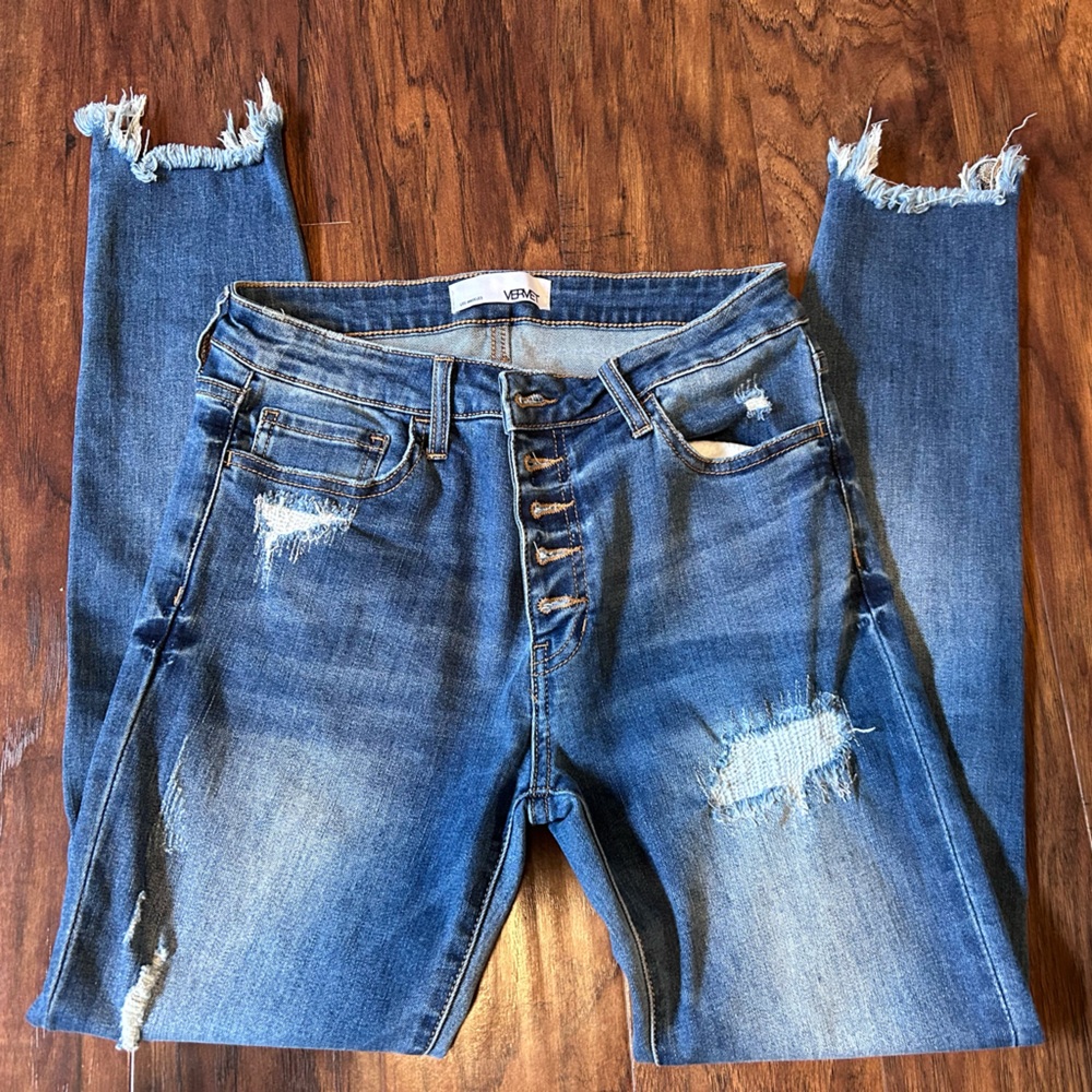 NWOT Vervet Jegging with distressing - size 28 (US size 7)